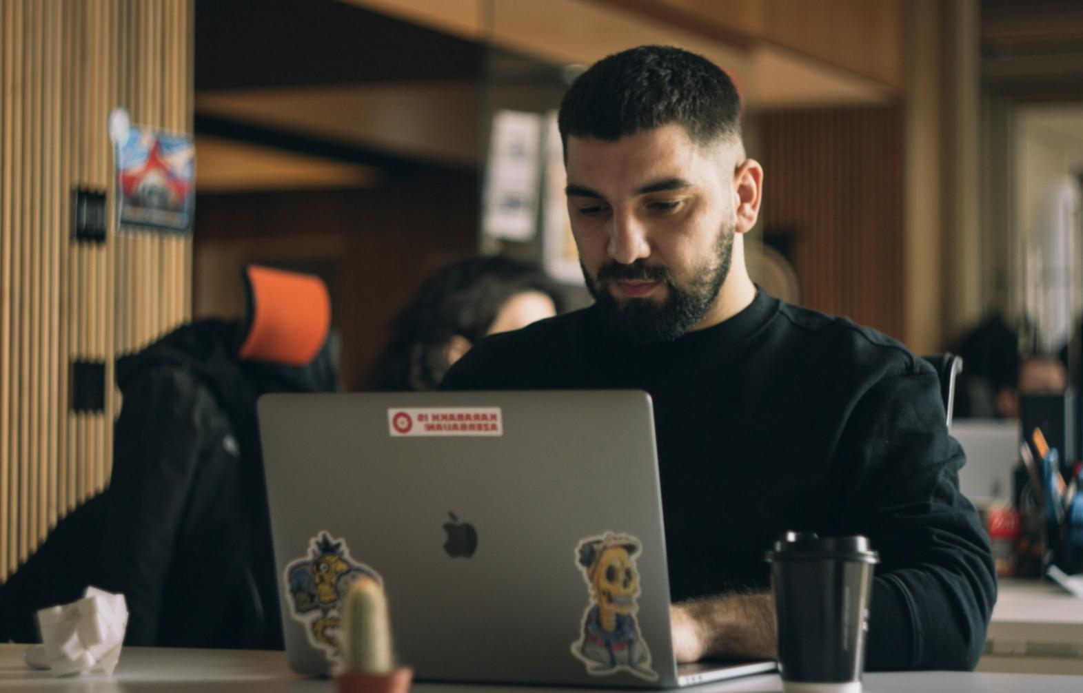 Echipa ravicyraauralex în timpul unei sesiuni de consultanță financiară